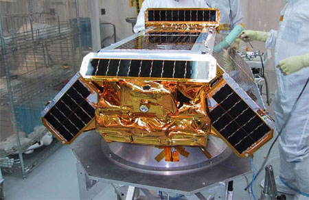 Спутник CHIPSat в процессе сборки